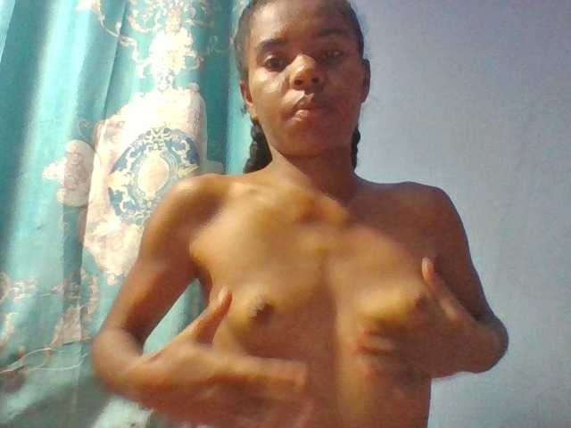 Emelie1a live cam on BongaCams