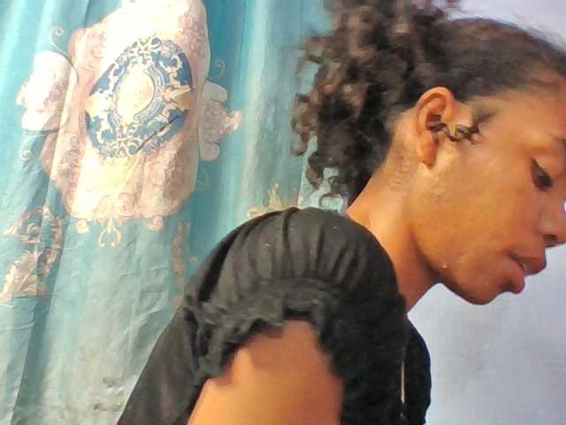 Emelie1a live cam on BongaCams