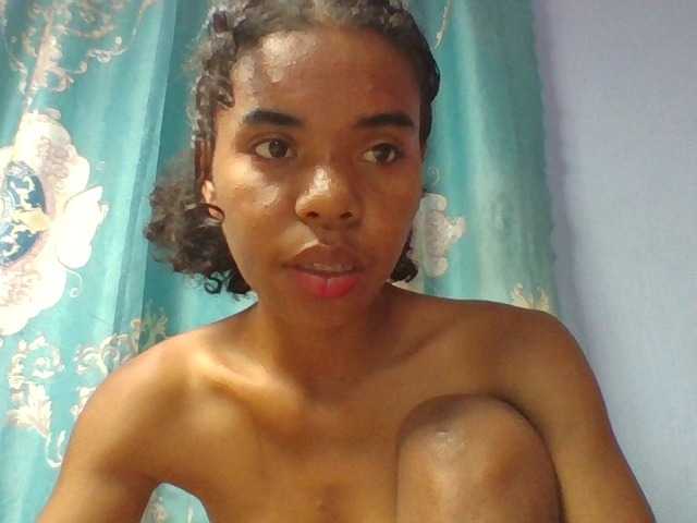 Emelie1a live cam on BongaCams