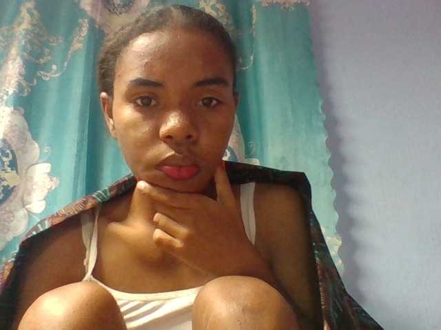 Emelie1a live cam on BongaCams