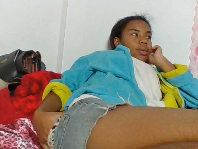 Emelie1a live cam on BongaCams