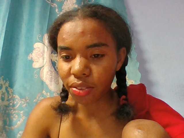 Emelie1a live cam on BongaCams