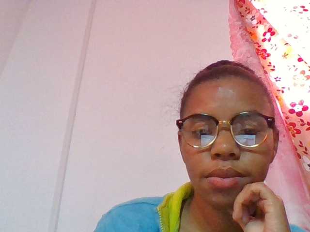 Emelie1a live cam on BongaCams