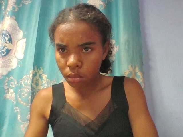 Emelie1a live cam on BongaCams