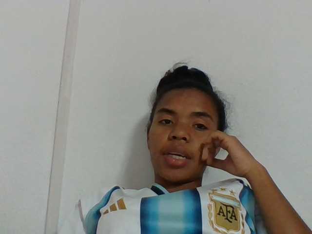 Emelie1a, en directo ahora en BongaCams