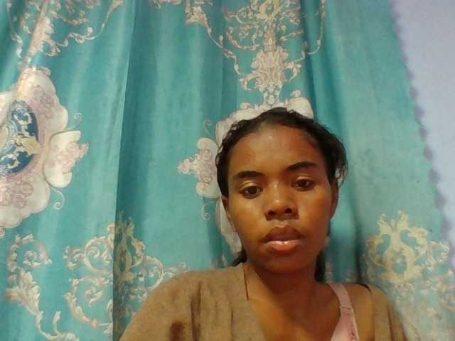 Emelie1a live cam on BongaCams