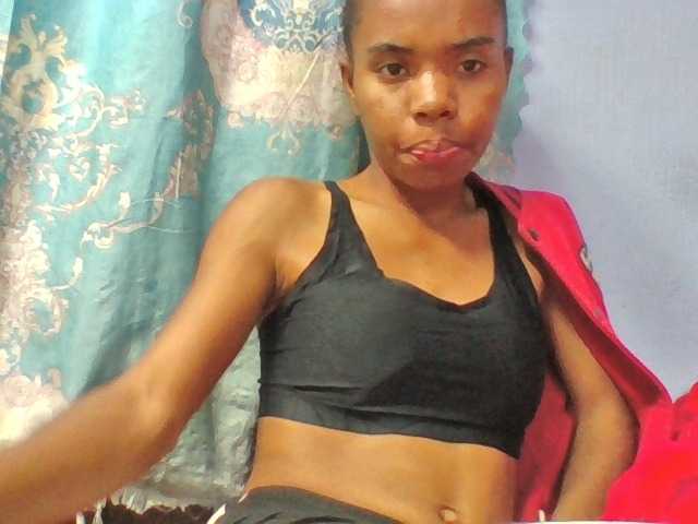Emelie1a live cam on BongaCams