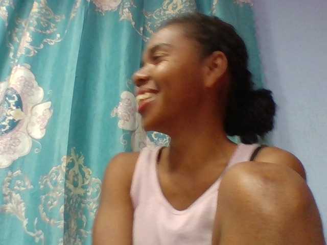 Emelie1a live cam on BongaCams