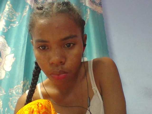 Emelie1a live cam on BongaCams