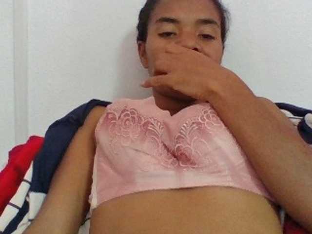 Emelie1a, en vivo ahora en BongaCams