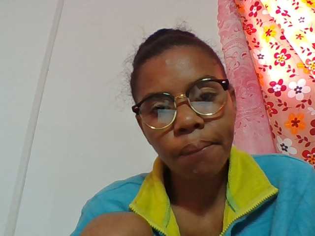 Emelie1a live cam on BongaCams