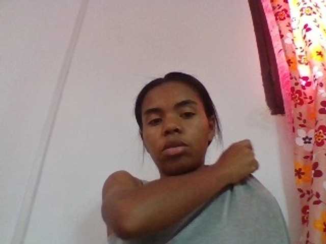 Emelie1a live cam on BongaCams