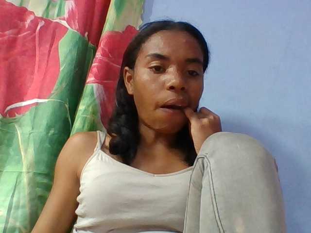 Emelie1a live cam on BongaCams