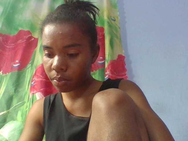 Emelie1a — live female cam