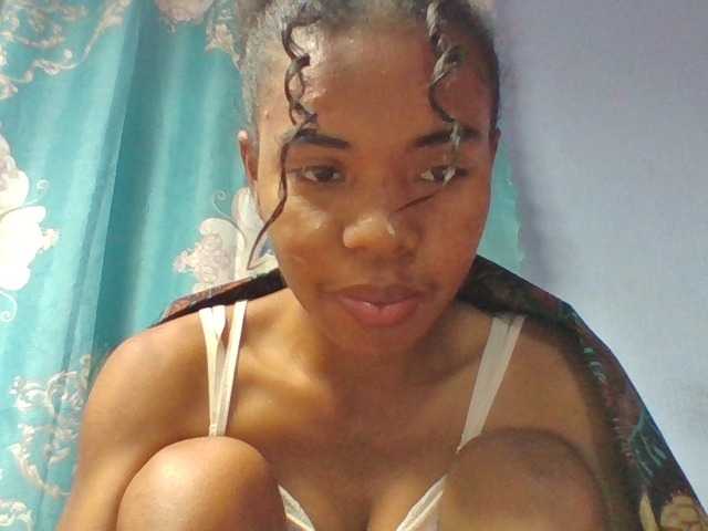 Emelie1a live cam on BongaCams