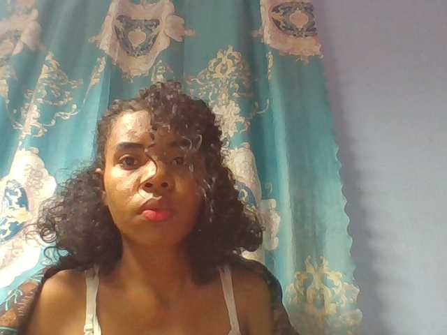 Emelie1a live cam on BongaCams