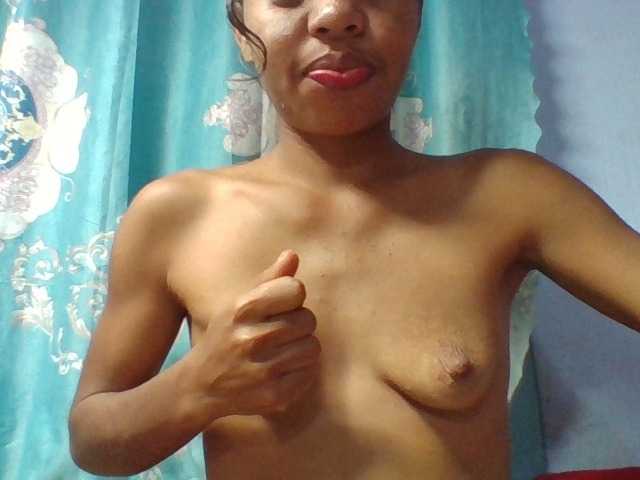 Emelie1a live cam on BongaCams