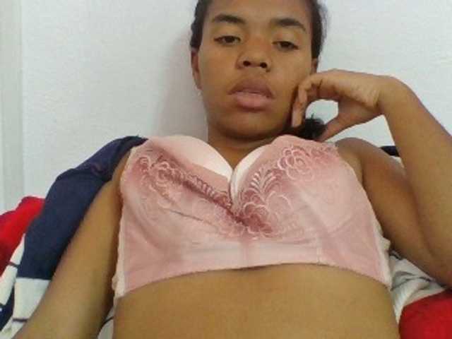 Emelie1a, en vivo ahora en BongaCams