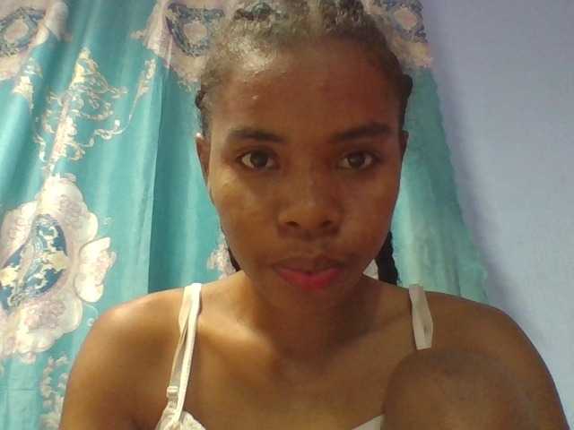 Emelie1a live cam on BongaCams