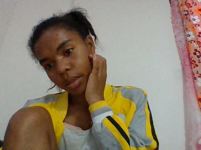 Emelie1a live cam on BongaCams