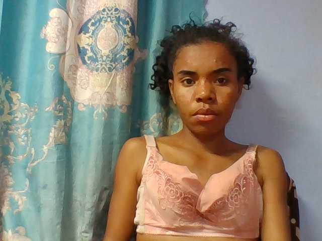 Emelie1a live cam on BongaCams