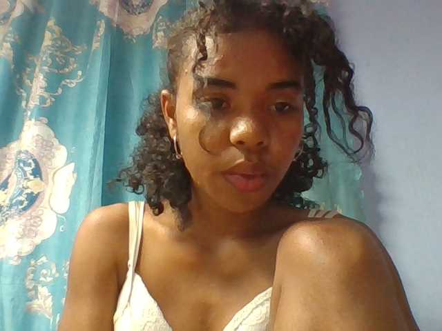 Emelie1a live cam on BongaCams