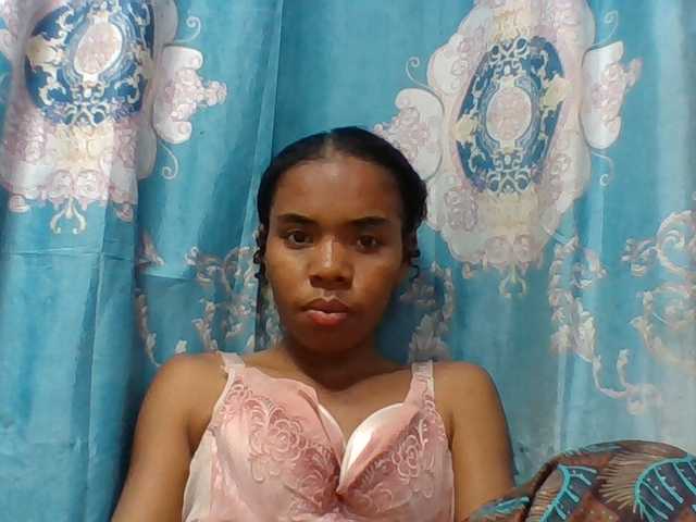 Emelie1a live cam on BongaCams