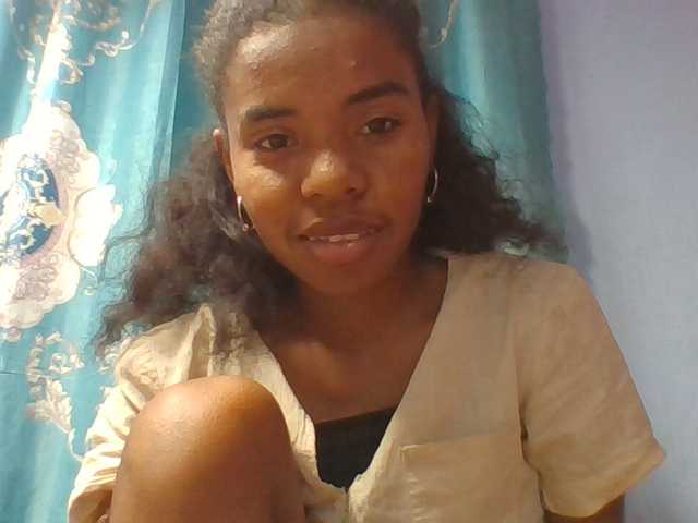 Emelie1a live cam on BongaCams