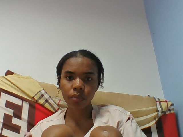 Emelie1a live cam on BongaCams
