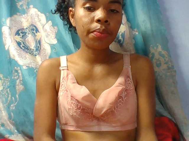 Emelie1a live cam on BongaCams