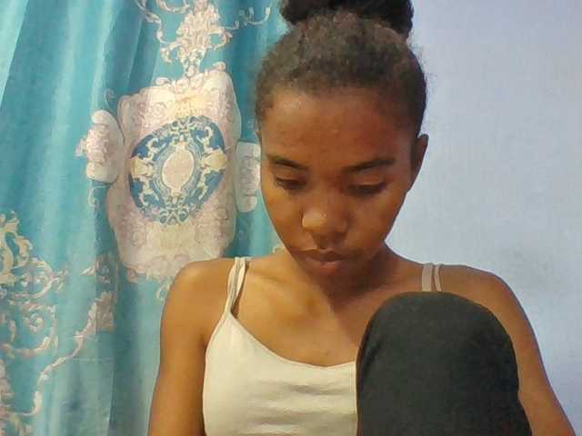 Emelie1a live cam on BongaCams