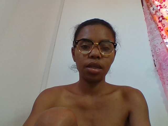 Emelie1a, live now on BongaCams