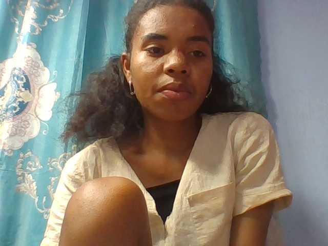 Emelie1a live cam on BongaCams