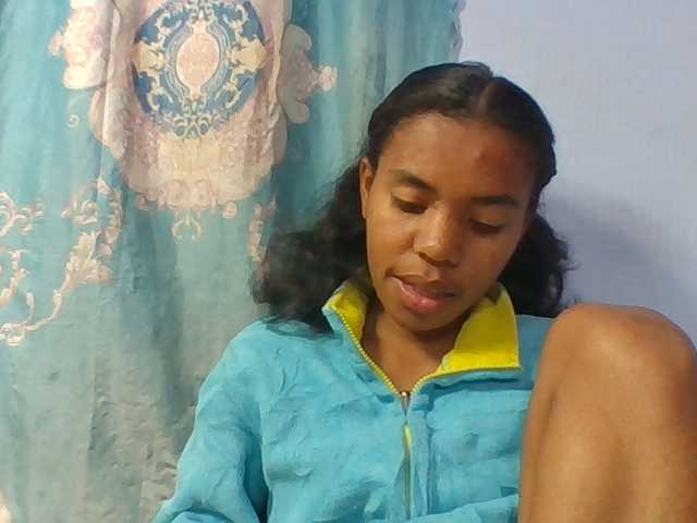 Emelie1a live cam on BongaCams