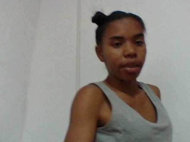 Emelie1a live cam on BongaCams