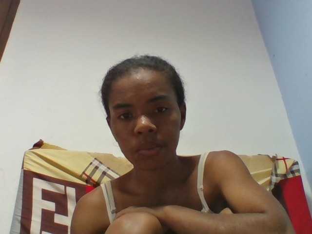 Emelie1a live cam on BongaCams