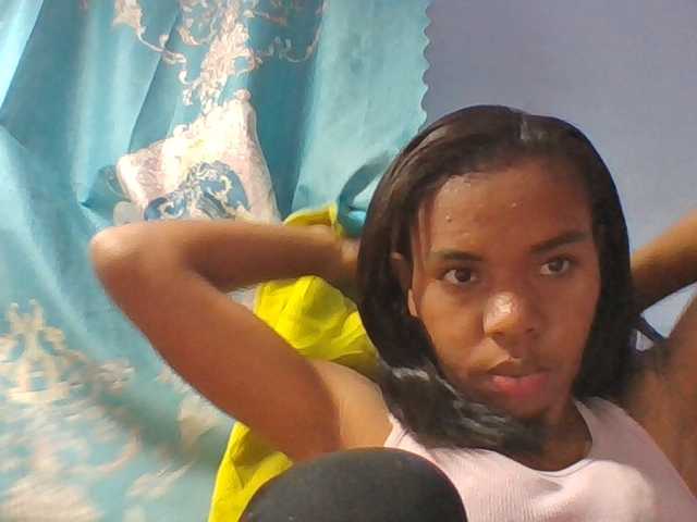 Emelie1a live cam on BongaCams