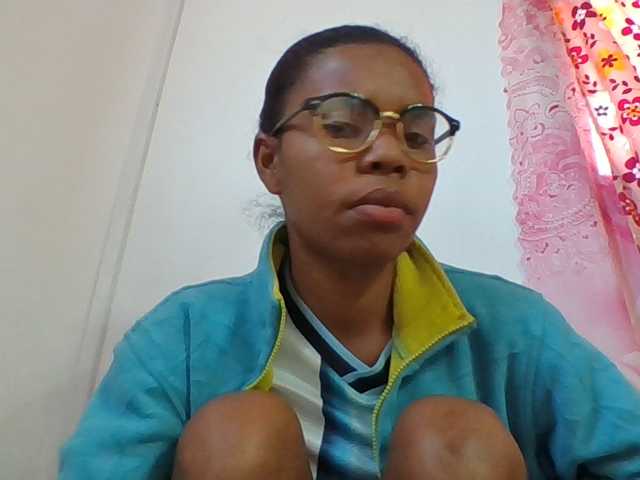 Emelie1a live cam on BongaCams