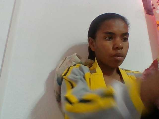 Emelie1a live cam on BongaCams