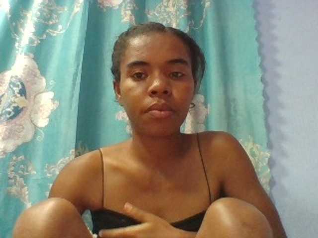 Emelie1a live cam on BongaCams