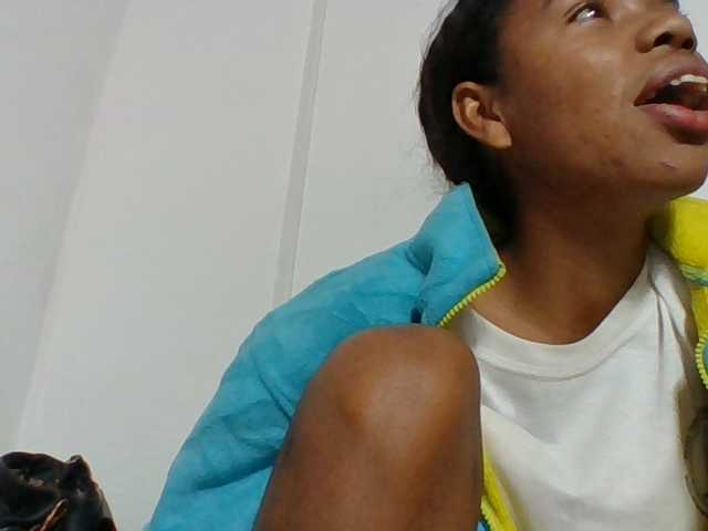 Emelie1a live cam on BongaCams