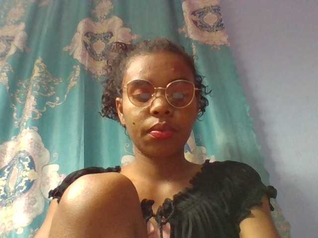 Emelie1a live cam on BongaCams