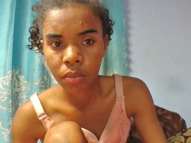 Emelie1a live cam on BongaCams