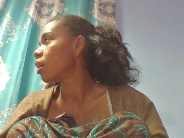Emelie1a live cam on BongaCams