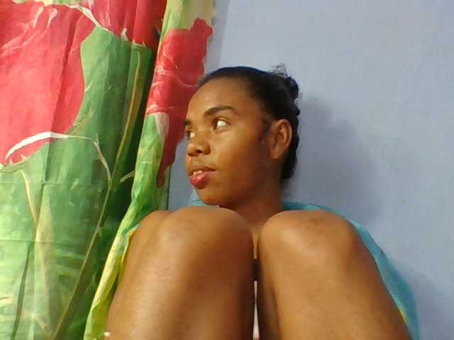 Emelie1a live cam on BongaCams