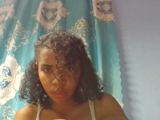 Emelie1a live cam on BongaCams