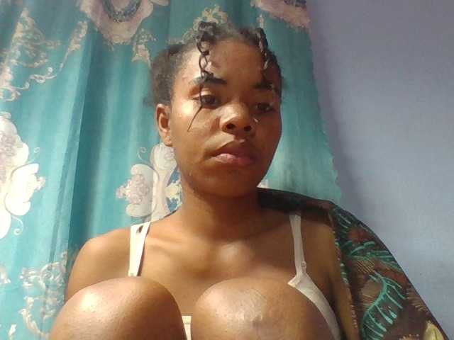 Emelie1a live cam on BongaCams