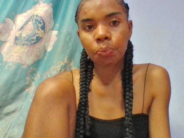 Emelie1a live cam on BongaCams