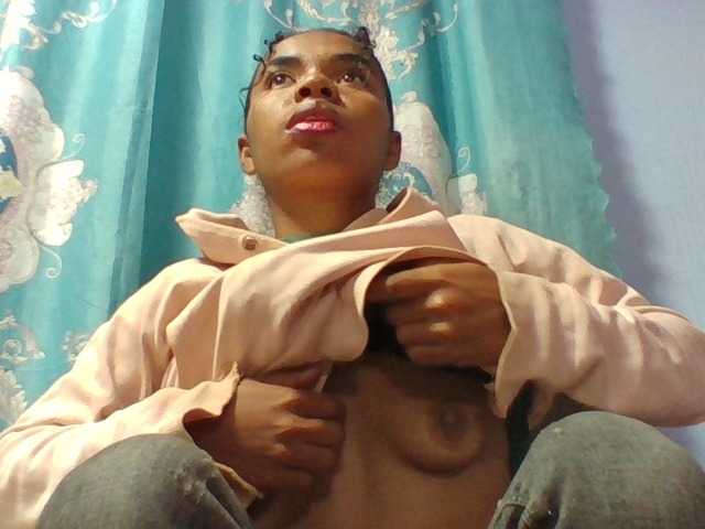 Emelie1a live cam on BongaCams