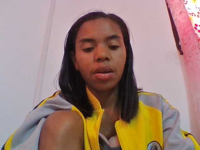 Emelie1a live cam on BongaCams